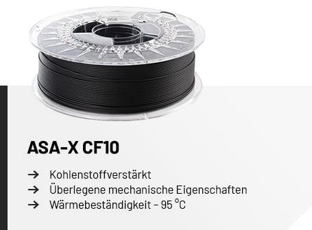 Eine transparente Spule mit schwarzem, kohlenstofffaserverstärktem Filament über einer Infografik, die den Schriftzug „ASA-X CF10“ sowie die Eigenschaften überlegene mechanische Eigenschaften und eine Wärmebeständigkeit bis 95 °C auflistet.