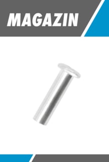 Das Bild zeigt eine einzelne, silberne Magazin-Blindniete, die schräg von links unten nach rechts oben ausgerichtet ist, mit dem Wort "MAGAZIN" im oberen Bereich.