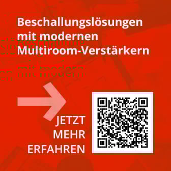 Das Bild zeigt auf einem roten, leicht gewellten Hintergrund in weißer Schrift die Überschrift "Beschallungslösungen mit modernen Multiroom-Verstärkern", einen dicken, weiß-rosa Pfeil nach rechts, darunter zentriert die Worte "JETZT MEHR ERFAHREN" und rechts einen quadratischen QR-Code mit schwarzen und weißen Blöcken.