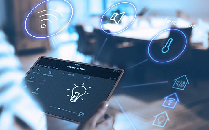 Person steuert eine Smart-Home-App auf einem Tablet, um Beleuchtung, Temperatur und andere Geräte zu bedienen.