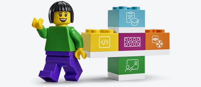 LEGO Minifigur neben farbigen LEGO Bausteinen mit Symbolen für Programmierung, Lernen und digitale Kompetenzen