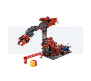 Ein komplexes rotes Roboter-Modell mit Greifarm von fischertechnik. 
