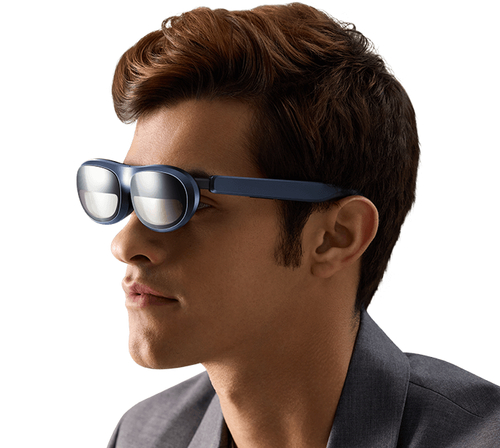 Mann trägt Rokid Smart-Brille, moderne Datenbrille in Dunkelblau, im Seitenprofil.