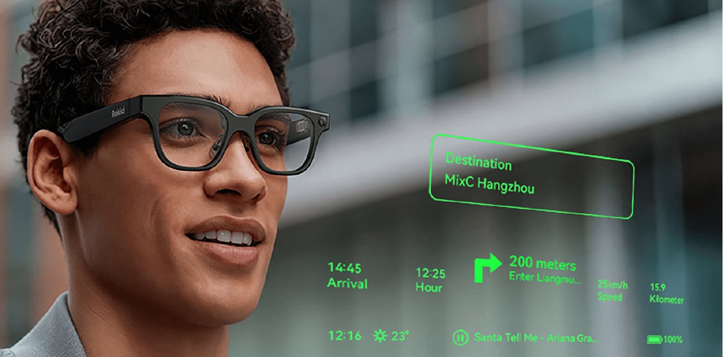 Ein junger Mann trägt eine smarte Brille, die grüne Navigationshinweise und Echtzeitdaten wie Ankunftszeit, Temperatur und Geschwindigkeit direkt in sein Sichtfeld einblendet.