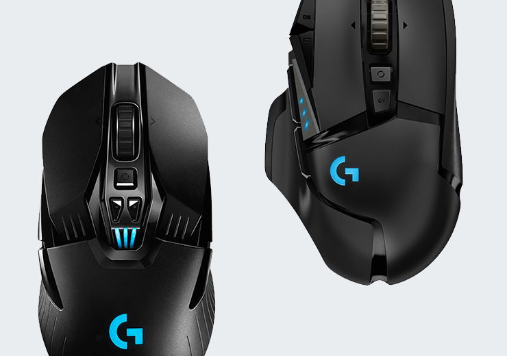 Zwei schwarze Logitech-Gaming-Mäuse mit zusätzlichen Tasten und blau beleuchtetem Logo.