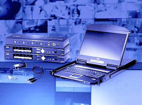 Eine monochrome, blau eingefärbte Produktpräsentation von ATEN-Serverraum-Equipment, bestehend aus einer ausziehbaren KVM-Konsole mit aufgeklapptem Monitor auf der rechten Seite, einem Stapel aus drei KVM-Switches links daneben und einem passenden Anschlusskabel im Vordergrund.