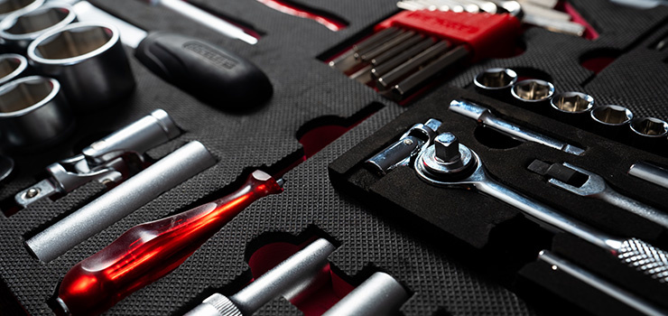 Nahaufnahme von einem schwarzen Werkzeugkasten mit diversen Werkzeugen