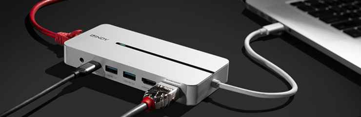 Externer USB-C-Hub mit mehreren Anschlüssen, verbunden mit einem Laptop.
