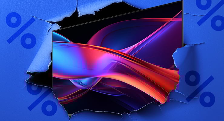 Ein Fernseher mit farbenfrohem abstraktem Display erscheint hinter einem aufgerissenen blauen Hintergrund.