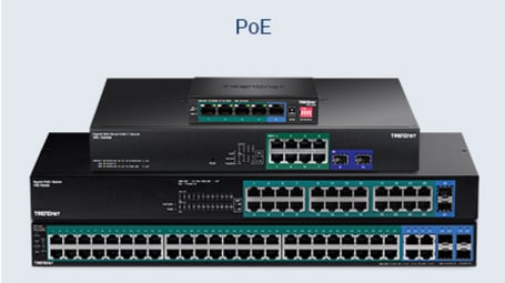 Es sind drei Netzwerk-Switches gestapelt, die eine PoE-Konfiguration aufweisen.