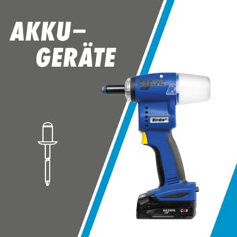 Das Bild zeigt das blaue Akku-Nietgerät Gesipa Birdie mit einem montierten Akku und einem transparenten Dornsammler, daneben eine weiße Strichzeichnung eines Blindniets und den Text "AKKUGERÄTE".