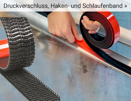  Auf einem Metalltisch liegt ein schwarzes Pedalboard mit silbernem Rahmen, auf dem sich zwei Packungen 3M Dual Lock Druckverschlussband, eine schwarze Rolle Kabel, drei Effektpedale und eine Schere befinden; der Text "Druckverschluss, Haken- und Schlaufenband »" im oberen Bereich des Bildes weist auf eine Weiterleitung hin.