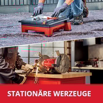 Das Bild ist in zwei Abschnitte unterteilt: Im oberen Teil ist eine Person, die über einer auf dem Boden stehenden kleine Einhell Kreissäge kniet und ein Stück Holz zersägt, während im unteren Teil eine Person in einer Werkstatt ein Stück Metall an einem Maschinenschleifbock bearbeitet, mit dem roten Schriftzug "STATIONÄRE WERKZEUGE" am unteren Bildrand.