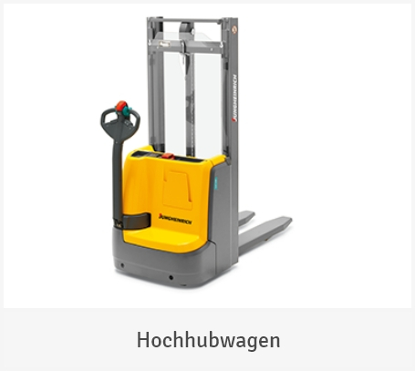 Ein gelb-grauer Elektro-Hochhubwagen von Jungheinrich mit aufrechtem Hubgerüst und Deichselsteuerung vor weißem Hintergrund mit der Unterschrift „Hochhubwagen“.