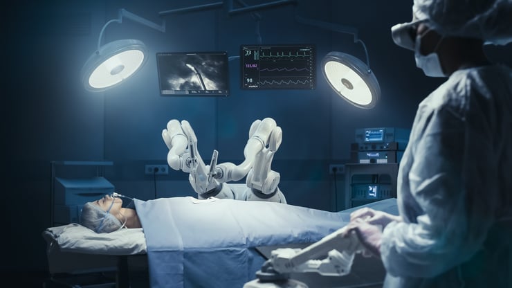 Operationssaal mit chirurgischem Roboter: Eine Patientin liegt unter sterilen Tüchern, während ein robotergestütztes System eine Operation durchführt