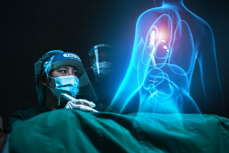 Ärztin im Operationssaal nutzt holografische Darstellung des menschlichen Körpers 