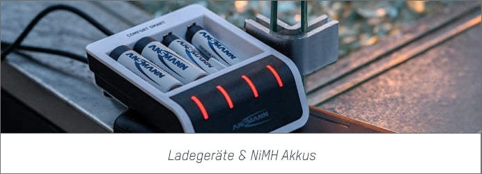 Das Bild zeigt ein Ladegerät, dass 4 NiMH Akkus lädt. Bei Klick auf das Bild werden Ansmann Ladegeräte und NiMH Akkus aufgerufen.