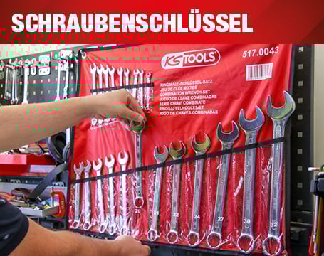 Anwendungsbeispiel eines KS Tools Ringmaulschlüssel-Satzes in einer roten Rolltasche an einer Werkzeugwand unter der Überschrift „Schraubenschlüssel“.