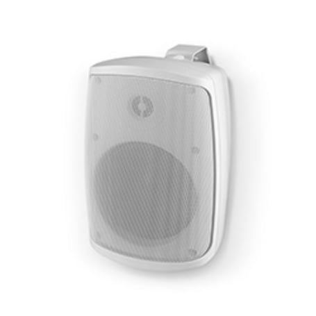 Das Bild zeigt einen rechteckigen, weißen Lautsprecher mit abgerundeten Ecken und einem grauen, runden Gitter auf der Vorderseite, der an einer weißen Wand befestigt ist.