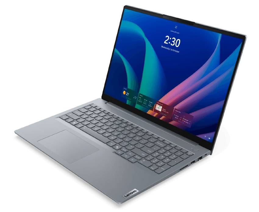 Ein geöffnetes, silbergraues Lenovo-Laptop in Schrägansicht, dessen Display ein buntes Hintergrundbild, die Uhrzeit „2:30“ und verschiedene Windows-Kacheln auf weißem Hintergrund zeigt.