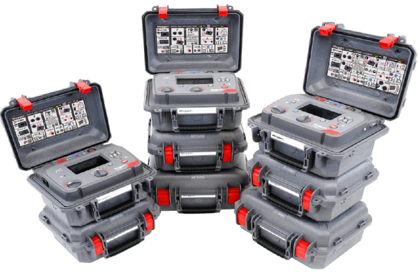  Drei graue, gestapelte elektrische Prüfgeräte der Marke Megger, jeweils in einem schwarzen, geöffneten Transportkoffer mit roten Griffen. Links aus der Serie "Essential", mitte aus der Serie "Advanced" und rechts aus der Serie "Expert".