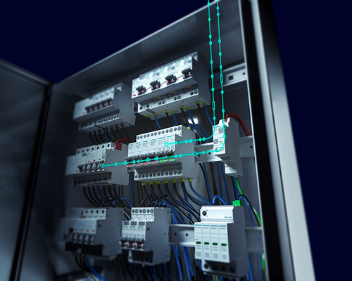 Schaltschrank mit Schutzschaltern, Verkabelung und visualisierten digitalen Stromverbindungen.