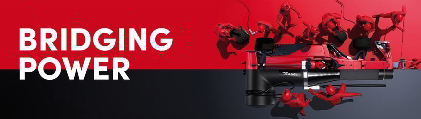 Ein Banner mit dem Schriftzug „BRIDGING POWER“ zeigt eine Montage aus einer Formel-1-Boxencrew an einem Rennwagen und Technikern, die an einer großformatigen Kabelgarnitur arbeiten, vor einem rot-schwarzen Hintergrund.