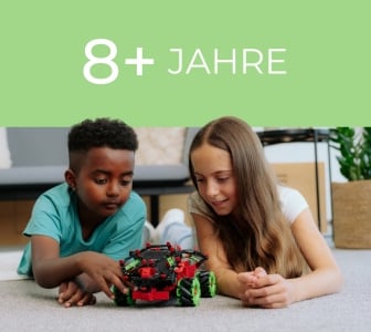Ein hellgrünes Banner mit dem Text "8+ JAHRE". Darunter sitzen ein Junge und ein Mädchen auf dem Boden und bauen gemeinsam einen Roboter.