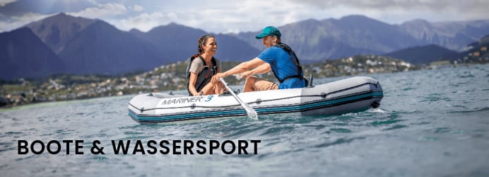 Das Bild zeigt zwei Menschen in einem kleinen Boot auf dem Wasser, umgeben von einer malerischen Landschaft mit Bergen im Hintergrund. Sie scheinen Spaß zu haben und sprechen miteinander. Im unteren Bereich steht der Text "BOOT & WASSERSPORT".  Bei Klick auf das Bild werden Produkte der Marke Intex aus dem Bereich Boote und Wassersport aufgerufen.