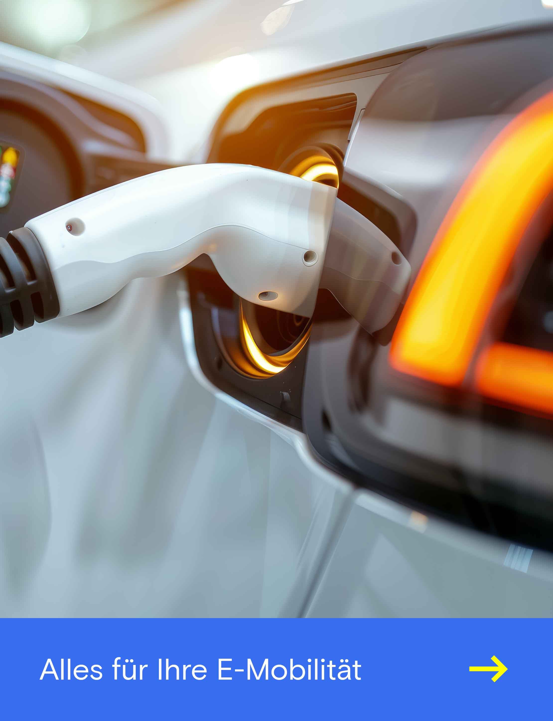 Detailaufnahme eines weißen Elektroautos mit eingestecktem Ladekabel an der geöffneten Ladebuchse, während das orangefarbene LED-Rücklicht leuchtet.