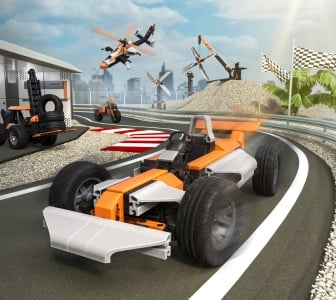 Ein fischertechnik Rennwagen-Modell auf einer Rennstrecke. Er überholt ein anderes Fahrzeug. Im Hintergrund sind Zielflaggen und ein Hubschrauber zu sehen.