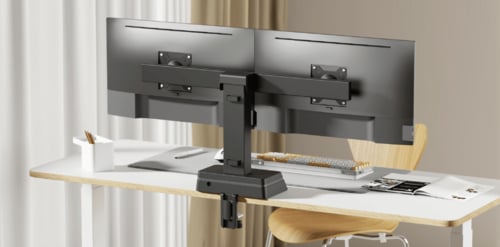 Rückansicht einer schwarzen Monitorhalterung, die zwei Breitbildmonitore nebeneinander an einem hellen Schreibtisch mit Tastatur und Holzstuhl befestigt.