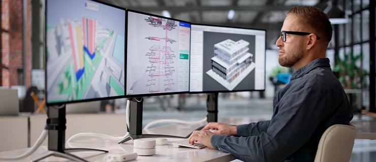 Mitarbeiter arbeitet an BIM-Modellen für Digital Twin im Facility Management