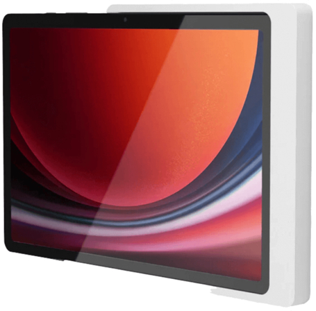 Tablet in weißer Displine Wandhalterung zur smarten Steuerung.