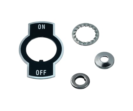 Vierteiliges Montage-Zubehörset von APEM bestehend aus einer schwarz-silbernen On-Off-Beschriftungsplatte, einer Fächerscheibe, einer Rändelmutter und einem Sicherungsring.