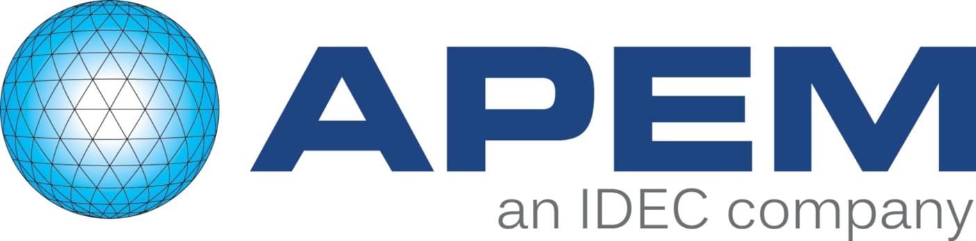 Firmenlogo der Marke APEM mit einer blau-weiß schattierten Weltkugel-Grafik und dem grauen Zusatz „an IDEC company“.