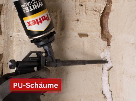 Eine Dose PU-Schaum wird verwendet, um einen Spalt in einer rauen, hellen Wand zu füllen.