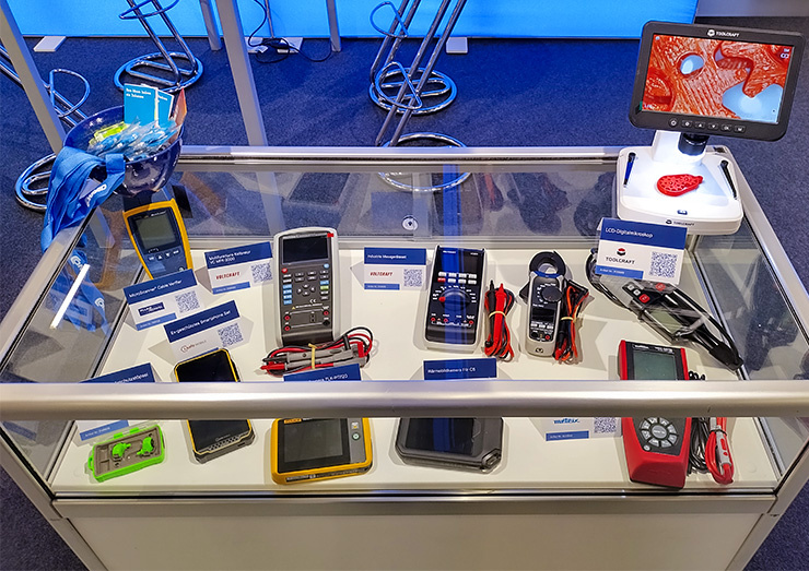 INNOTEQ - Produkte in einer Vitrine