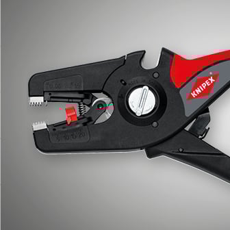 Eine Nahaufnahme zeigt eine automatische Abisolierzange von Knipex mit schwarzen und roten Akzenten.  
