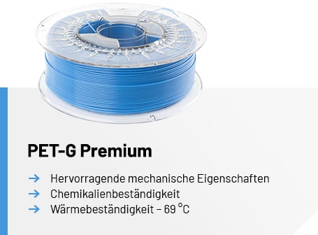 Eine transparente Spule mit blauem Filament über einer Infografik, die den Schriftzug „PET-G Premium“ sowie die Eigenschaften hervorragende mechanische Eigenschaften, Chemikalienbeständigkeit und eine Wärmebeständigkeit bis 69 °C auflistet.