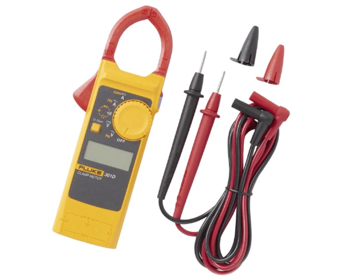 Eine gelbe Fluke 374 FC Gleich- und Wechselstrommesszange liegt zusammen mit seinen rot-schwarzen Messleitungen und Schutzkappen auf einem neutralen weißen Hintergrund.