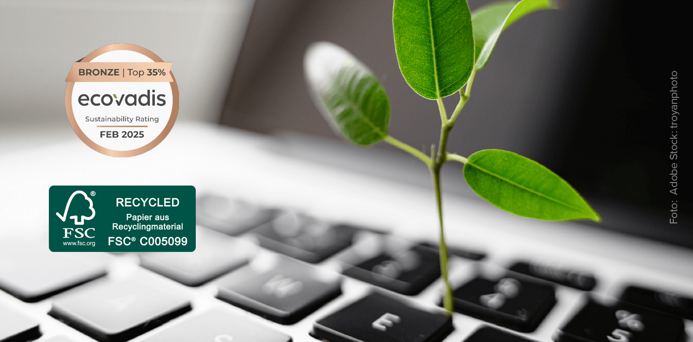 Im Vordergrund sieht man das "Ecovadis Sustainability Rating Logo 2025 Von Conrad sowie das FSC Label für die gedruckte Innovation News 03-2025. Im Hintergrund des Bildes sieht man einen grünen Pflanzentrieb, der aus einer schwarzen Tastatur eines Laptops wächst.