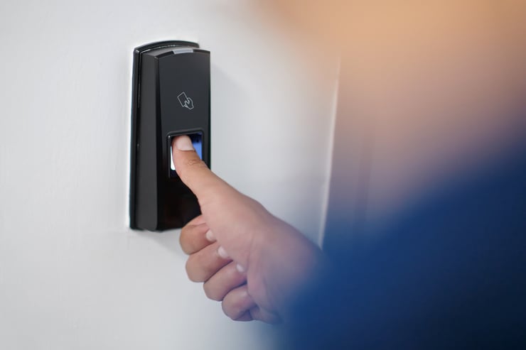 Person scannt Finger zur Zutrittskontrolle im Spitaleingang