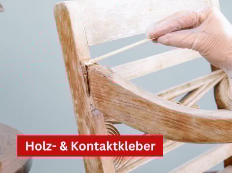 Eine Person trägt mit einem Pinsel Holz- oder Kontaktkleber auf ein Holzteil eines Stuhls auf, um ein helles Gurtband zu befestigen.