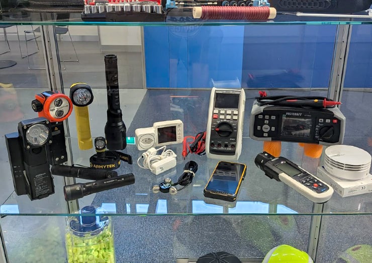 Ansicht von einigen Produkten, die sich in einer Vitrine befinden