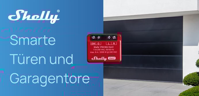 Ein Bild, das links das Shelly-Logo und den Text "Smarte Türen und Garagentore" auf blauem Hintergrund zeigt, während rechts ein modernes schwarzes Garagentor zu sehen ist und in der Mitte ein blaues Shelly 1PM Mini Gen3 Relaismodul mit Beschriftung platziert ist.