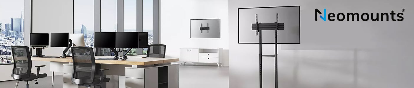 Ein Bild mit modernes Büro verfügt über einen Neomounts TV-Ständer und mehrere Computerarbeitsplätze.