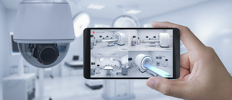 Überwachung einer medizinischen Einrichtung per Smartphone mit mehreren Kameraperspektiven eines MRT-Raums.