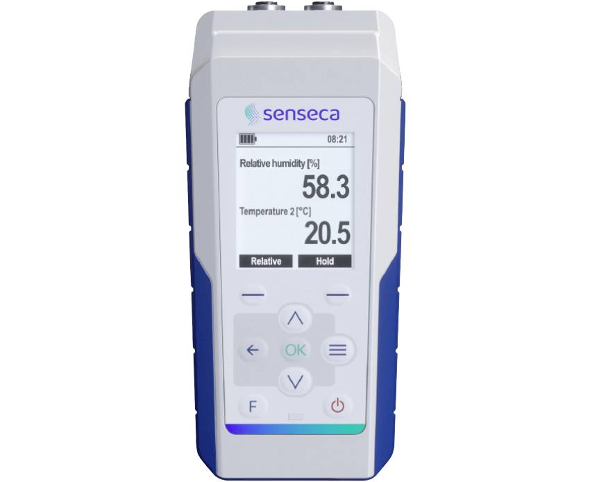 Ein digitales Messgerät von Senseca mit einem Bildschirm, der relative Luftfeuchtigkeit und Temperatur anzeigt, und ein damit verbundenes langes Messkabel mit einer Messspitze.