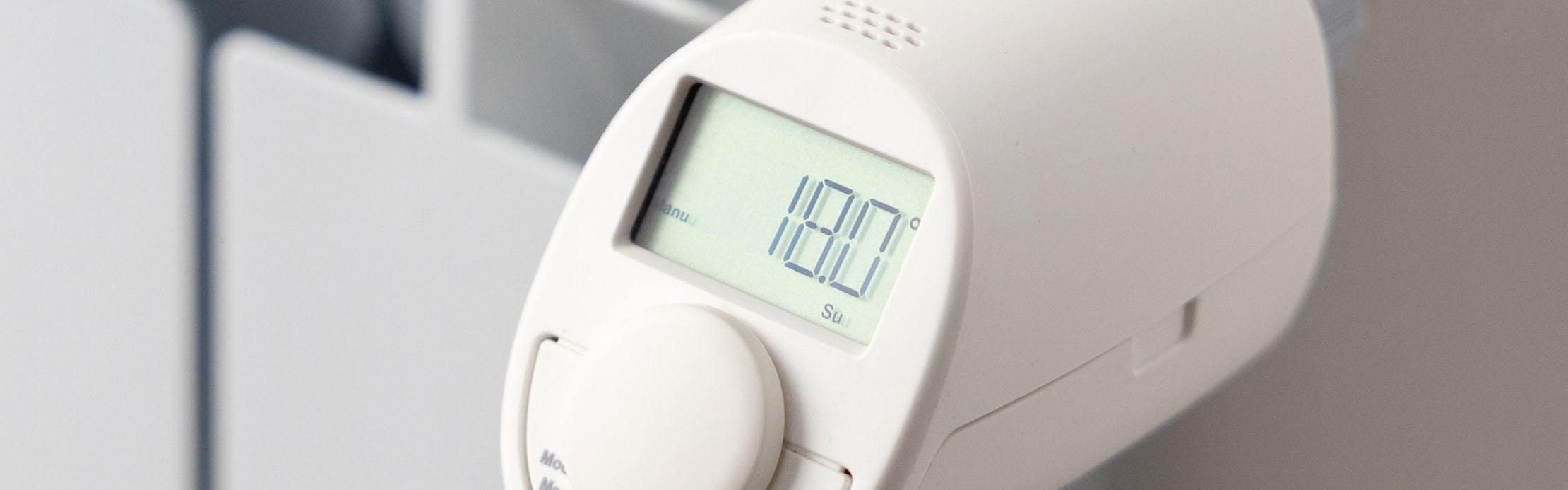 Nahaufnahme eines Heizkörperthermostats, der 18 Grad Celsius anzeigt